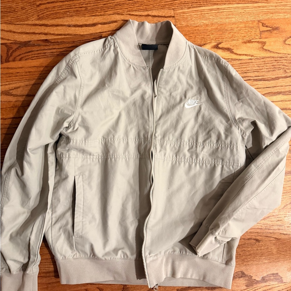 Nike Men's Nike Sportswear Woven Players Jacket in the color Light Bone large